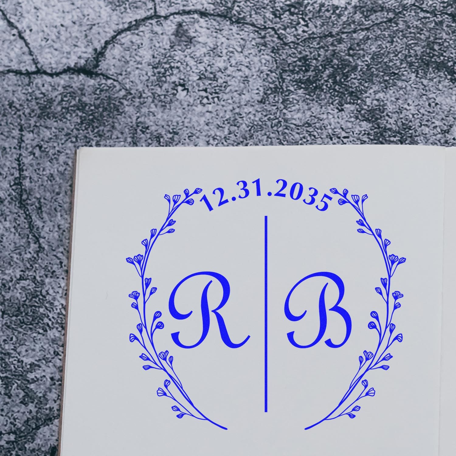 Round Bloombing Elegance Monogram Couples' Initial Stamp